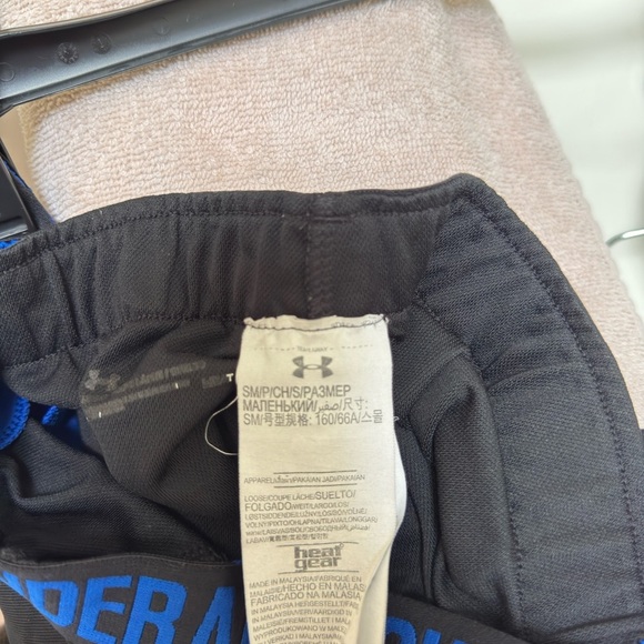 Under Armour Black and Blue Athletic Shorts Lightweight Design - Picture 4 of 4